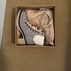 Mi.iM Light Gray Suede Lace Up Boots with faux shearling collar, size 9
